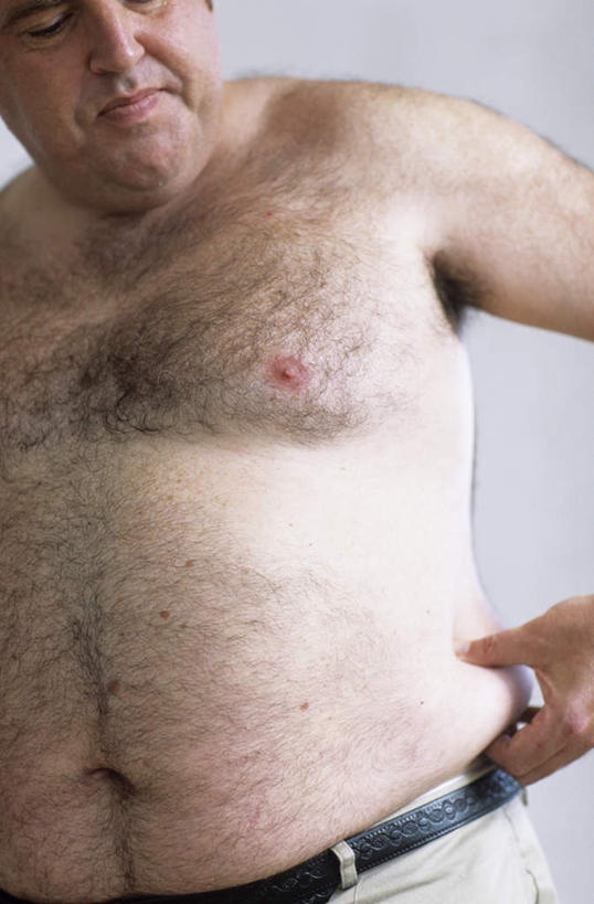 西方人,肥胖,一个人,站,捏,竖图,室内,白天,仰视,欧洲,欧洲人,仅一个男性,仅一个人,仅一个中年男性,一条,捏着,注视,腰带,裸露,低头,观察,看,站着,观看,皮带,察看,关注,裸,配饰,肥,胖,裤带,男人,男性,中年男性,白种人,站立,半身,彩图,低角度拍摄