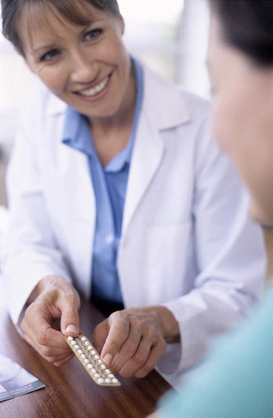 西方人,两个人,医生,竖图,室内,白天,正面,安全,计划,桌子,欧洲,欧洲人,握,阴影,朦胧,模糊,光线,影子,办公桌,拿,拿着,扭头,注视,观察,看,转头,医护人员,医疗人员,握着,观看,控制,察看,避孕,白大褂,关注,避孕药,保险,预防,计划生育,可靠,少生,晚婚,晚育,优生,年轻女性,女人,女性,白种人,大夫,半身,彩图