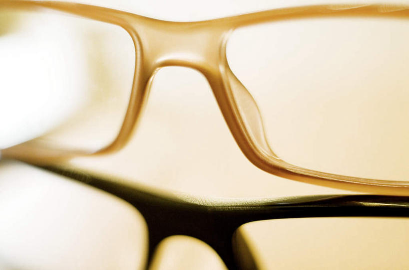 无人,横图,室内,特写,白天,正面,桌子,静物,一副,阴影,朦胧,模糊,反射,眼镜,影子,办公桌,黑色,近视眼镜,彩图,眼镜架