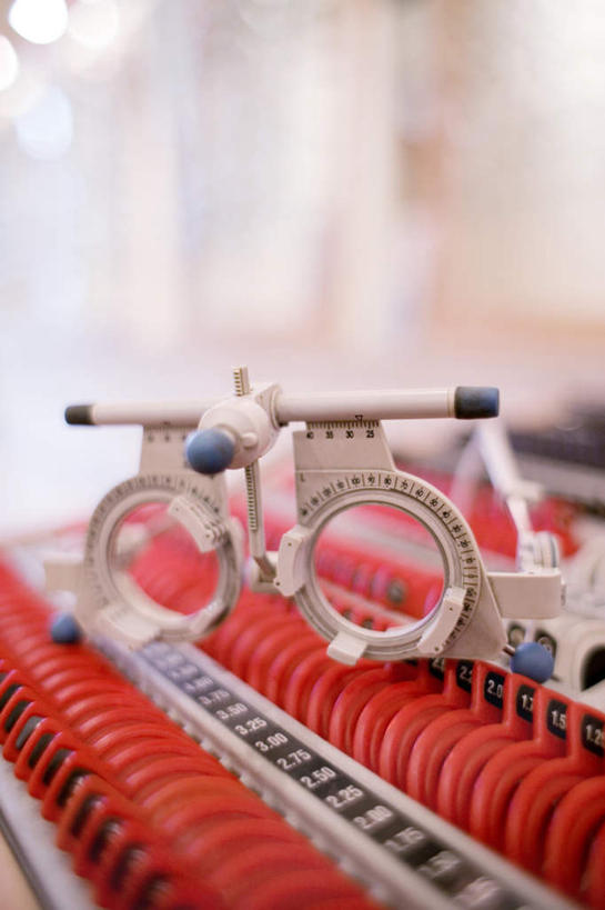 无人,竖图,室内,特写,白天,正面,摆设,静物,一排,朦胧,模糊,整齐,标志,数字,文字,字符,设备,标识,排列,红色,白色,阿拉伯数字,卫生,队列,装备,纯真,洁净,光明,恬静,中间色,朴素,清白,设置,试验,彩图,机架