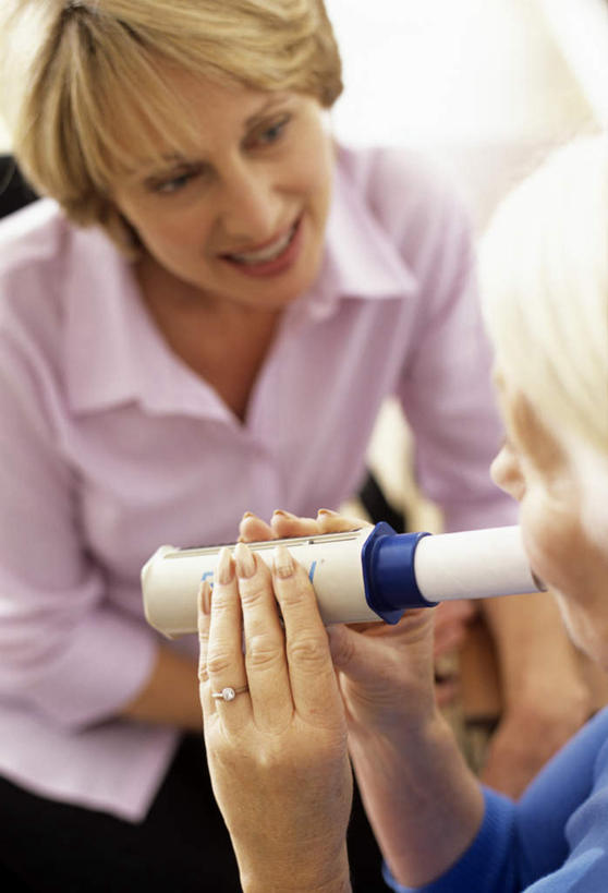 西方人,背部,两个人,医生,坐,笑,微笑,露齿笑,竖图,室内,白天,正面,欧洲,欧洲人,握,检查,棕色,拿,拿着,注视,白色,观察,看,医护人员,医疗人员,握着,观看,察看,关注,医疗器械,肺功能测试,老年女性,女人,女性,中年女性,白种人,大夫,坐着,半身,彩图,短发