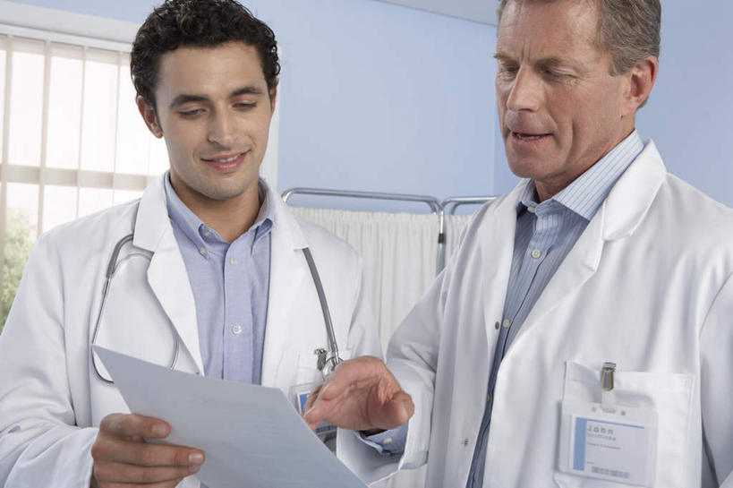 西方人,两个人,医生,站,说,横图,室内,白天,正面,讨论,植物,窗户,落地窗,屏风,欧洲,欧洲人,握,墙,拿,拿着,注视,玻璃窗,墙壁,墙面,树,树木,绿色,自然,工作证,听诊器,观察,记录,看,站着,医护人员,医疗人员,握着,生长,成长,观看,察看,医疗设备,白大褂,关注,医疗器械,医疗工具,记载,记实,纪录,检测工具,交流,男人,男性,年轻男性,中年男性,白种人,大夫,沟通,讲话,交谈,商讨,说话,谈话,站立,半身,彩图