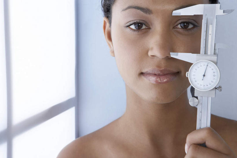 西方人,脸,头,脸颊,一个人,站,横图,室内,特写,白天,正面,窗户,落地窗,欧洲,欧洲人,仅一个年轻女性,仅一个女性,仅一个人,握,阴影,光线,测量,影子,刻度,墙,拿,拿着,注视,黄种人,玻璃窗,墙壁,墙面,尺,观察,看,站着,握着,观看,测量工具,精密,尺子,察看,游标卡尺,关注,精度,精准,精细,量具,量仪,卡尺,标卡尺,量爪,主尺,深度尺,游标尺,年轻女性,女人,女性,头部,脸部,脸蛋,面部,站立,半身,彩图