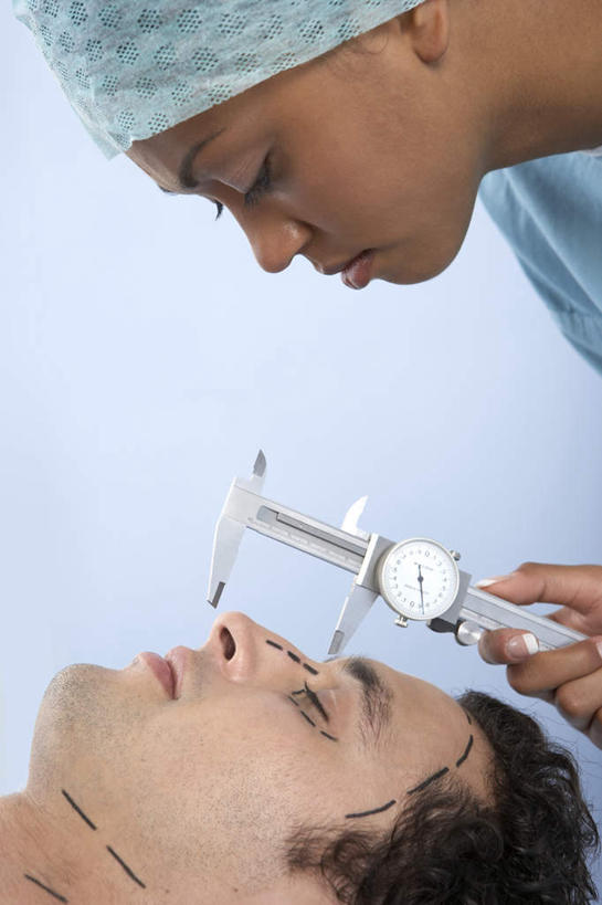 西方人,两个人,医生,躺,闭眼,竖图,室内,特写,白天,正面,帽子,欧洲,非洲,黑人,欧洲人,弯腰,握,阴影,光线,测量,影子,刻度,墙,拿,拿着,相视,墙壁,墙面,尺,医护人员,医疗人员,面对面,握着,测量工具,对视,精密,尺子,游标卡尺,精度,精准,相对,精细,相看,量具,量仪,无边帽,弯身,卡尺,标卡尺,量爪,主尺,深度尺,卧着,游标尺,男人,男性,年轻男性,年轻女性,女人,女性,白种人,非洲人,大夫,闭眼睛,闭着眼,闭着眼睛,躺着,卧,半身,彩图