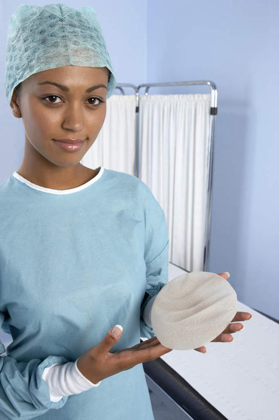 西方人,一个人,医生,站,竖图,室内,白天,正面,制服,床,屏风,欧洲,非洲,黑人,欧洲人,仅一个年轻女性,仅一个女性,仅一个人,握,阴影,服装,光线,影子,墙,床单,拿,拿着,注视,被子,墙壁,墙面,观察,看,站着,医护人员,医疗人员,护士服,握着,服饰,单人床,观看,察看,硅胶,被单,关注,年轻女性,女人,女性,非洲人,大夫,站立,半身,彩图