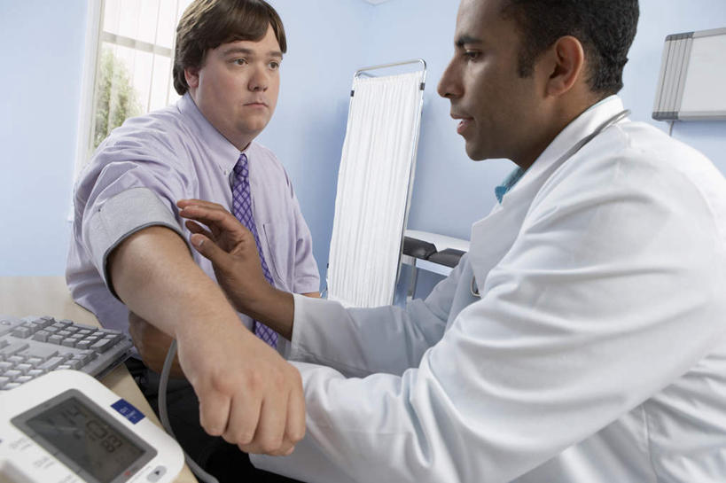 西方人,两个人,医生,坐,说,横图,室内,白天,正面,衬衫,西装,讨论,键盘,植物,窗户,落地窗,屏风,桌子,欧洲,非洲,黑人,欧洲人,握,阴影,套装,正装,光线,影子,办公桌,墙,领带,拿,拿着,职业装,输入设备,通讯设备,玻璃窗,相视,墙壁,墙面,树,树木,绿色,自然,医护人员,医疗人员,面对面,握着,生长,成长,对视,医疗设备,白大褂,医疗器械,通信设备,相对,医疗仪器,相看,测压仪,交流,男人,男性,中年男性,非洲人,大夫,沟通,讲话,交谈,商讨,说话,谈话,坐着,半身,彩图,衬衣