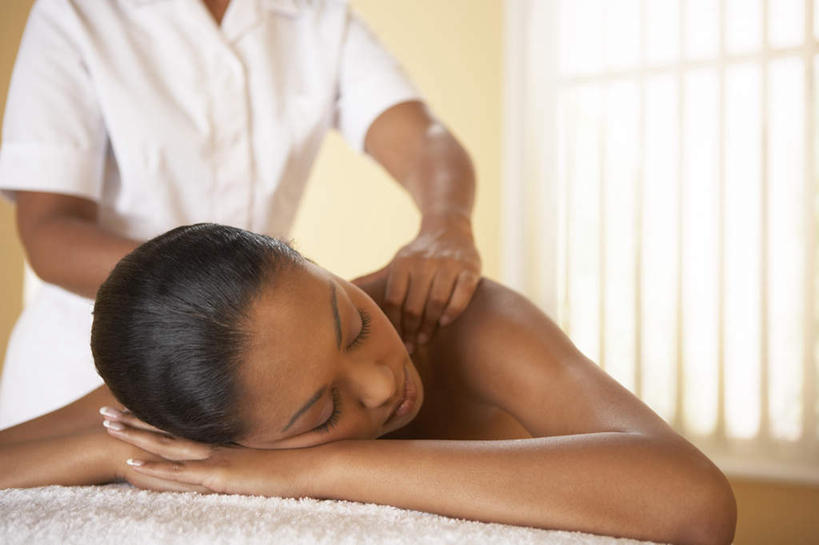 西方人,两个人,按摩师,站,闭眼,横图,室内,白天,正面,工作服,制服,按摩,床,欧洲,欧洲人,墙,床单,被子,墙壁,墙面,趴着,站着,享受,健康,保健,单人床,被单,指压,工作制服,年轻女性,女人,女性,白种人,技师,闭眼睛,闭着眼,闭着眼睛,趴,站立,半身,彩图,工作套服,推拿