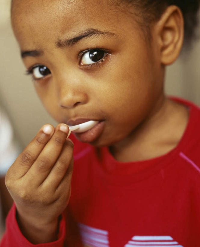 西方人,儿童,脸,头,脸颊,一个人,竖图,室内,特写,白天,正面,欧洲,非洲,黑人,欧洲人,仅一个女性,仅一个人,握,咬,阴影,服装,朦胧,模糊,光线,影子,勺子,墙,拿,拿着,注视,休闲装,肩膀,墙壁,墙面,小孩,衣服,阳光,调羹,汤匙,观察,看,仅一个小孩,休闲,疼痛,休闲服,含,握着,服饰,观看,悲伤,咬着,察看,疾病,不幸,关注,痛苦,可怜,疾苦,苦楚,女孩,女人,女性,非洲人,孩子,头部,脸部,脸蛋,面部,半身,彩图,女生