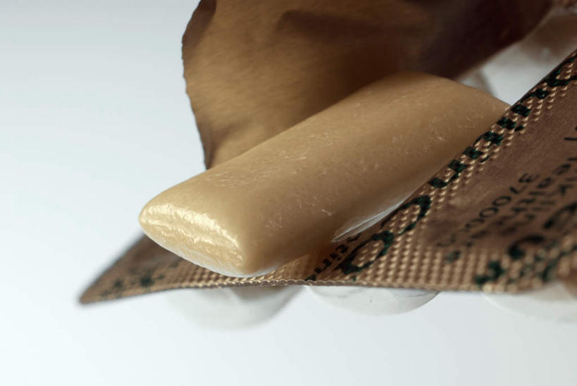 无人,横图,室内,特写,白天,白色背景,正面,阴影,朦胧,模糊,光线,英文,包,标志,文字,影子,字符,字母,灯光,食品,糖果,软糖,标识,食物,甜食,摄影,影棚,英文字母,口香糖,泡泡糖,尼古丁,彩图,影棚拍摄,拍摄