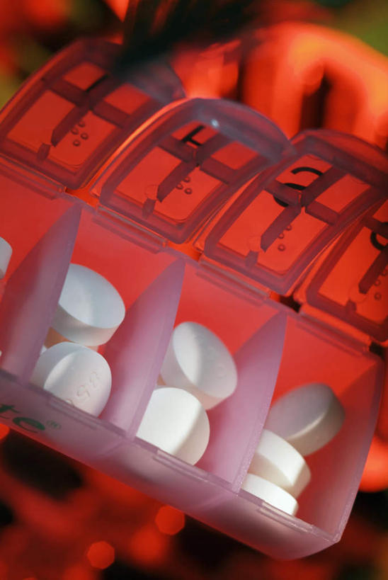 无人,竖图,俯视,室内,特写,白天,安全,许多,阴影,朦胧,模糊,光线,英文,标志,颗粒,文字,药剂,影子,字符,塑料,字母,灯光,防护,很多,标识,药盒,盒子,白色,容器,塑料制品,药品,治疗,摄影,影棚,储藏,英文字母,保护,药物,医疗,储存,保险,预防,平安,彩图,高角度拍摄,影棚拍摄,拍摄,贮存