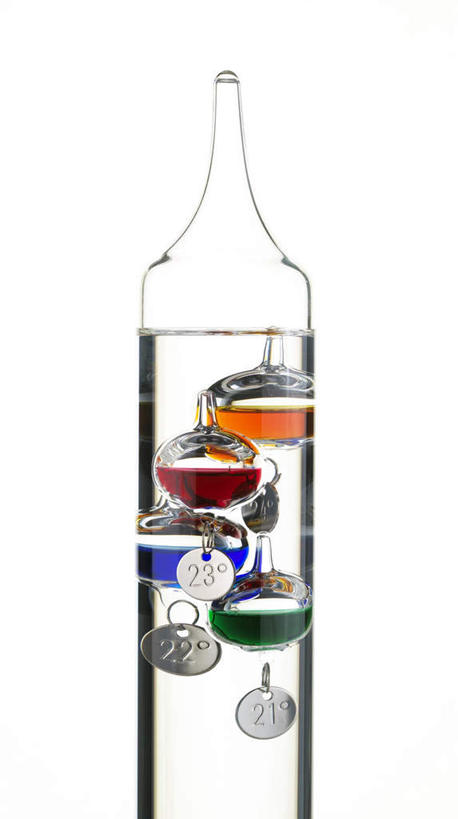 无人,竖图,室内,特写,白天,白色背景,正面,安全,生活用品,静物,医学,测量,器材,温度计,液体,显示屏,蓝色,绿色,体温计,橙色,摄影,影棚,快速,温度,感冒,医疗,卫生,准确,体温,精度,精准,发烧,流感,物理,感温头,温度传感器,读数,快捷,医用温度计,量温棒,热电偶,彩图,影棚拍摄,拍摄,伽利略温度计