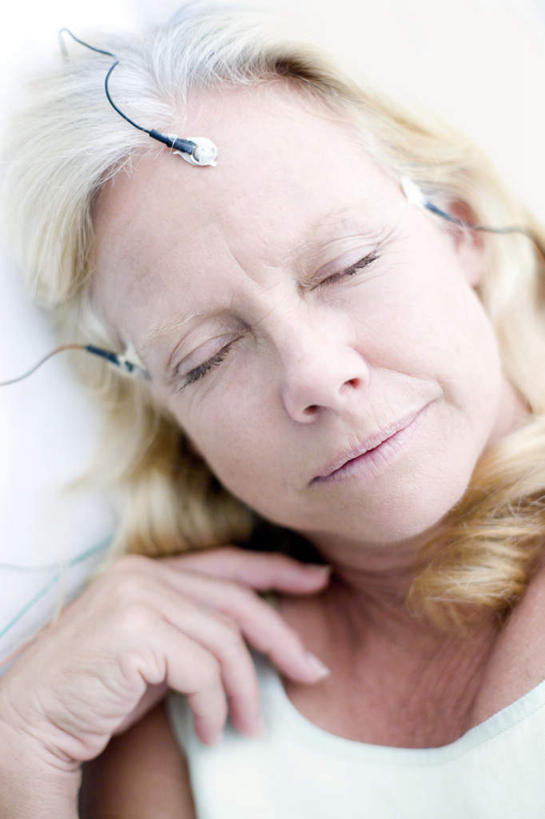 西方人,一个人,病人,医院,躺,闭眼,睡,竖图,俯视,室内,白天,仪器,床,欧洲,欧洲人,仅一个女性,仅一个人,床单,设备,被子,病床,仅一个中年女性,被单,医疗器械,装备,医疗机构,配备,卧着,女人,女性,中年女性,白种人,患者,就医者,闭眼睛,闭着眼,闭着眼睛,困,困觉,寝息,睡觉,躺着,卧,半身,彩图,高角度拍摄,病院,诊所