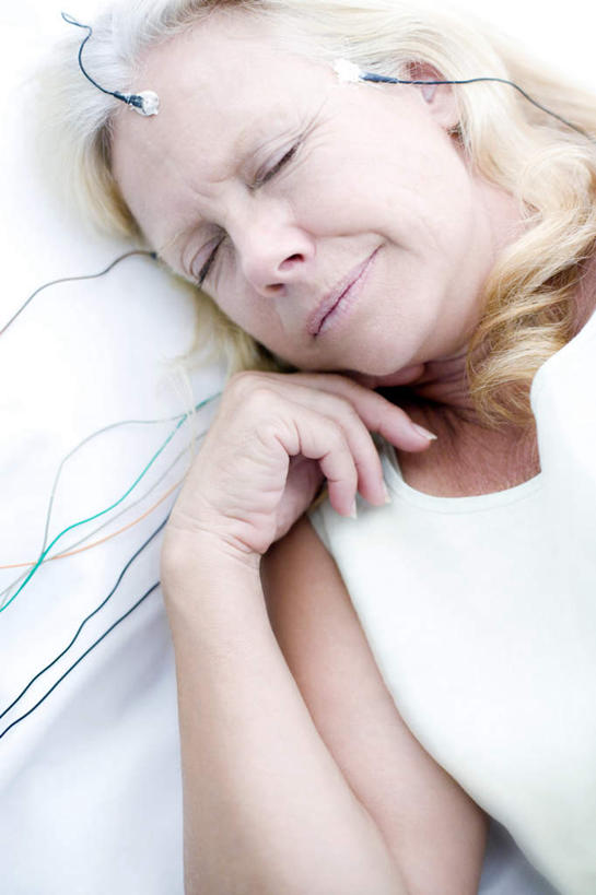 西方人,一个人,病人,医院,躺,闭眼,睡,竖图,俯视,室内,白天,仪器,床,欧洲,欧洲人,仅一个女性,仅一个人,床单,设备,被子,病床,仅一个中年女性,被单,医疗器械,装备,医疗机构,配备,卧着,女人,女性,中年女性,白种人,患者,就医者,闭眼睛,闭着眼,闭着眼睛,困,困觉,寝息,睡觉,躺着,卧,半身,彩图,高角度拍摄,病院,诊所