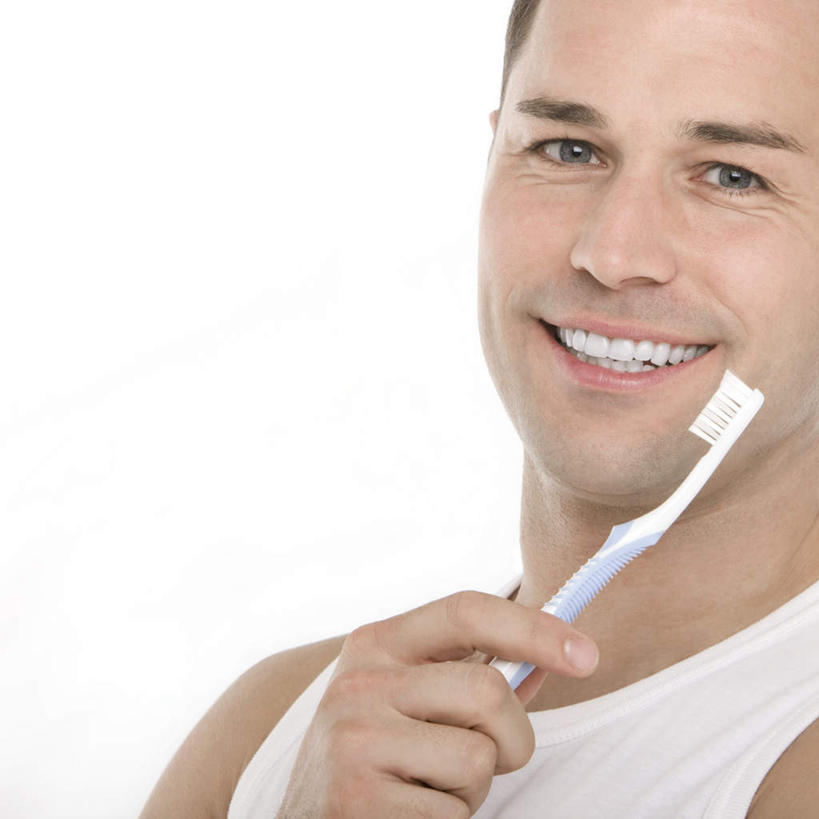 西方人,脸,头,脸颊,一个人,笑,微笑,露齿笑,竖图,室内,特写,白天,白色背景,正面,生活用品,欧洲,欧洲人,仅一个男性,仅一个人,握,阴影,服装,光线,牙刷,影子,灯光,拿,拿着,注视,休闲装,肩膀,仅一个年轻男性,衣服,日用品,观察,看,休闲,休闲服,握着,摄影,服饰,影棚,观看,靠近,察看,凑近,关注,聚拢,挨近,接近,靠拢,男人,男性,年轻男性,白种人,头部,脸部,脸蛋,面部,半身,彩图,影棚拍摄,拍摄