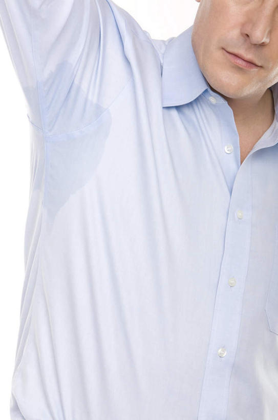 西方人,一个人,举,竖图,室内,白天,白色背景,正面,欧洲,欧洲人,仅一个男性,仅一个人,阴影,服装,光线,影子,灯光,注视,休闲装,仅一个年轻男性,衣服,观察,看,托,休闲,休闲服,摄影,服饰,影棚,汗水,观看,察看,关注,腋下,汗渍,男人,男性,年轻男性,白种人,举起,举手,举着,向上举,向上伸,向上托,半身,彩图,影棚拍摄,拍摄