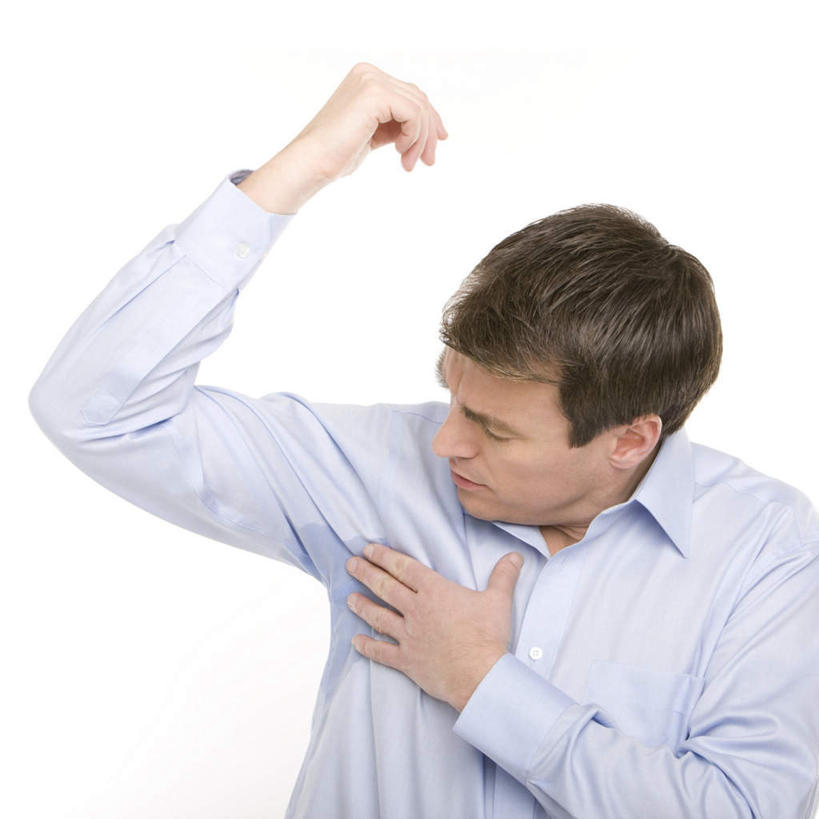 西方人,一个人,举,摸,竖图,室内,白天,白色背景,正面,欧洲,欧洲人,仅一个男性,仅一个人,抚摸,阴影,服装,光线,影子,灯光,注视,休闲装,仅一个年轻男性,衣服,低头,观察,看,托,休闲,休闲服,摄影,服饰,影棚,汗水,观看,察看,关注,腋下,汗渍,男人,男性,年轻男性,白种人,触摸,接触,举起,举手,举着,向上举,向上伸,向上托,半身,彩图,影棚拍摄,拍摄