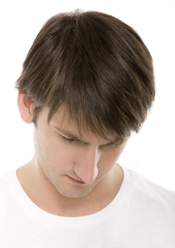 西方人,脸,头,脸颊,一个人,竖图,室内,特写,白天,白色背景,正面,欧洲,欧洲人,仅一个男性,仅一个人,阴影,服装,光线,影子,灯光,注视,休闲装,肩膀,仅一个年轻男性,衣服,低头,观察,看,休闲,休闲服,摄影,服饰,影棚,观看,察看,关注,烦闷,抑郁,男人,男性,年轻男性,白种人,头部,脸部,脸蛋,面部,半身,彩图,影棚拍摄,拍摄