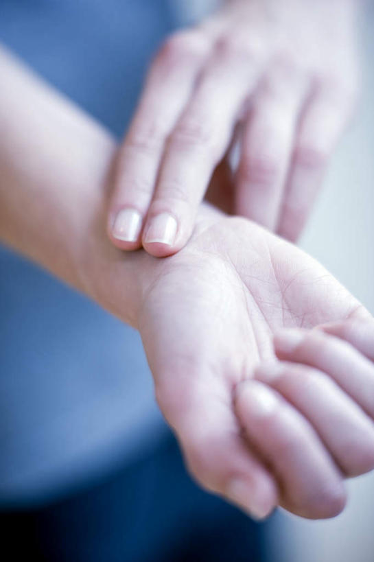 西方人,手,手腕,一个人,站,竖图,俯视,室内,特写,白天,白色背景,欧洲,欧洲人,双手,仅一个男性,仅一个人,仅一个年轻男性,站着,手部,摄影,影棚,诊断,搭脉,男人,男性,年轻男性,白种人,站立,半身,彩图,高角度拍摄,影棚拍摄,拍摄