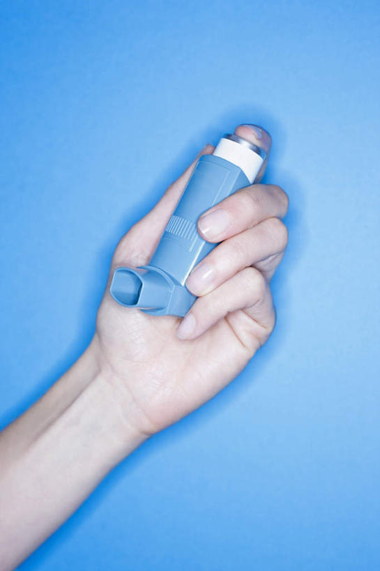 西方人,手,一个人,站,竖图,室内,特写,白天,正面,欧洲,欧洲人,仅一个年轻女性,仅一个女性,仅一个人,蓝色背景,一个,站着,手部,摄影,影棚,单个,单手,医疗设备,疾病,医疗器械,支气管哮喘,呼吸道疾病,哮踹,雾化吸入器,吸入器,年轻女性,女人,女性,白种人,站立,半身,彩图,影棚拍摄,拍摄