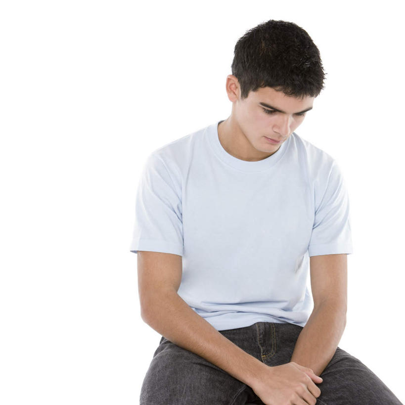 西方人,一个人,坐,方图,室内,白天,白色背景,正面,欧洲,欧洲人,仅一个男性,仅一个人,服装,注视,休闲装,仅一个年轻男性,衣服,低头,观察,看,休闲,休闲服,搭,摄影,服饰,影棚,观看,察看,郁闷,搭着,关注,忧郁,垂头,愁闷,男人,男性,年轻男性,白种人,坐着,半身,彩图,影棚拍摄,拍摄