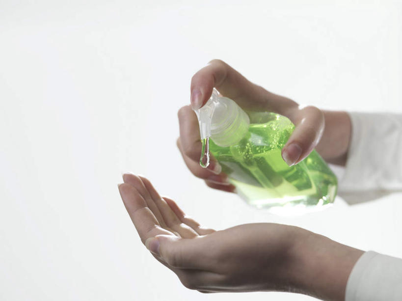 东方人,手,一个人,站,横图,室内,特写,白天,白色背景,侧面,亚洲,仅一个年轻女性,仅一个女性,仅一个人,握,服装,液体,拿,拿着,休闲装,黄种人,干净,衣服,绿色,清洁,站着,休闲,手部,休闲服,握着,摄影,服饰,影棚,洗手液,按压,卫生,洁净,年轻女性,女人,女性,亚洲人,站立,半身,彩图,影棚拍摄,拍摄