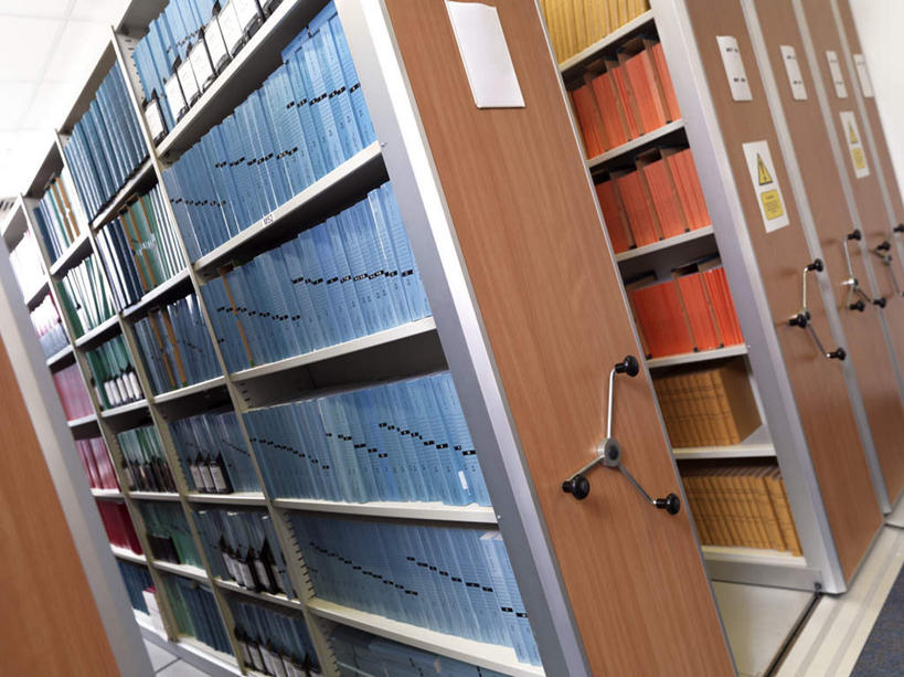 无人,图书馆,横图,室内,白天,正面,储藏室,一排,许多,朦胧,模糊,整齐,木制,很多,排列,木制品,队列,文件架,资料架,浏览室,文件框,文件座,资料档,资料座,彩图,书库,图书库,阅览室