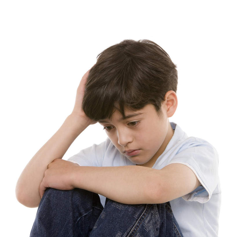 西方人,儿童,一个人,坐,方图,室内,白天,白色背景,正面,纯洁,欧洲,欧洲人,仅一个男性,仅一个人,阴影,服装,光线,影子,注视,休闲装,小孩,衣服,低头,观察,看,仅一个小孩,休闲,难受,休闲服,可爱,童年,童趣,忧伤,摄影,服饰,影棚,抱膝,观看,挠,察看,郁闷,难过,尴尬,关注,忧郁,痛苦,惆怅,童真,烂漫,无邪,丢脸,难熬,难得,难堪,难看,为难,愁闷,天真,男孩,男人,男性,白种人,孩子,坐着,半身,彩图,影棚拍摄,拍摄,男生