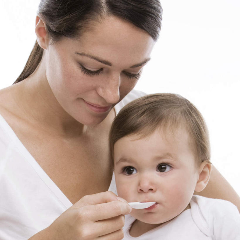 西方人,婴儿,儿童,两个人,家庭,母亲,站,抱,方图,室内,白天,白色背景,正面,纯洁,欧洲,欧洲人,握,哺育,勺子,拿,拿着,注视,小孩,调羹,汤匙,低头,观察,看,站着,温暖,温馨,一家人,可爱,母爱,童年,童趣,握着,摄影,活泼,影棚,抱着,观看,和睦,察看,养育,搂着,关注,宝宝,童真,纯真,烂漫,无邪,母婴,哺养,伶俐,天真,年轻女性,女人,女性,白种人,孩子,年轻人,怀抱,搂,搂抱,相抱,拥抱,站立,半身,彩图,影棚拍摄,拍摄,融洽