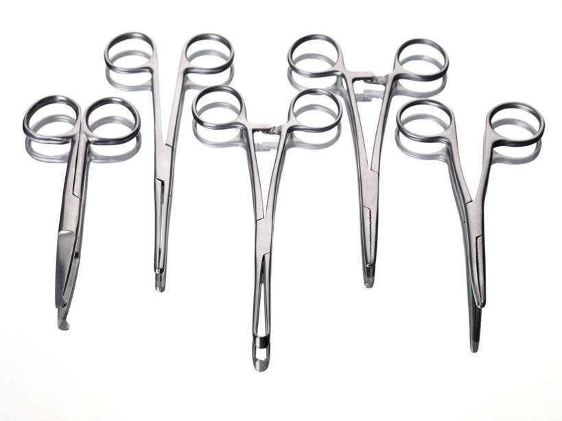 无人,横图,俯视,室内,特写,白天,白色背景,静物,金属制品,一排,许多,修剪,整齐,金属,工具,剪刀,钳子,排列,摄影,影棚,裁剪,手术工具,剪子,剪裁,切割,队列,手术钳,手术剪,彩图,高角度拍摄,影棚拍摄,拍摄