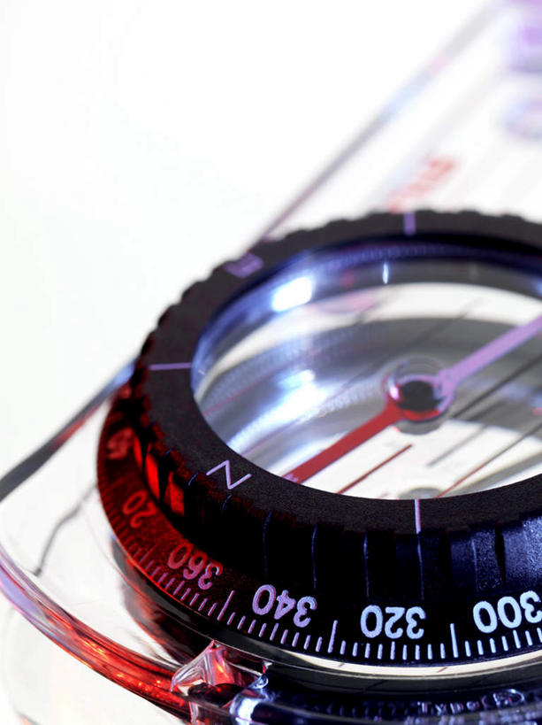 无人,竖图,俯视,室内,特写,白天,白色背景,仪器,科技,静物,科学,英文,标志,文字,字符,字母,方向,历史,标识,指南针,指示,摄影,地理,影棚,英文字母,罗盘,科学技术,指向,指北针,司南,发明,罗盘针,基准,彩图,高角度拍摄,影棚拍摄,拍摄,地质