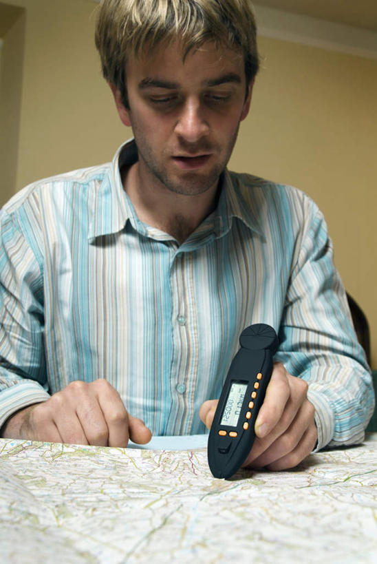 西方人,一个人,商务人士,商务男性,客厅,坐,竖图,室内,白天,正面,衬衫,仪器,桌子,道路,地图,欧洲,欧洲人,仅一个男性,仅一个人,握,套装,信息,交通,拿,拿着,注视,方向,书桌,仅一个年轻男性,一个,测量仪,课桌,低头,观察,看,握着,单个,观看,引导,指引,察看,起居室,关注,商务装,工薪阶层,男人,男性,年轻男性,白种人,白领,上班族,坐着,半身,彩图,衬衣,导航