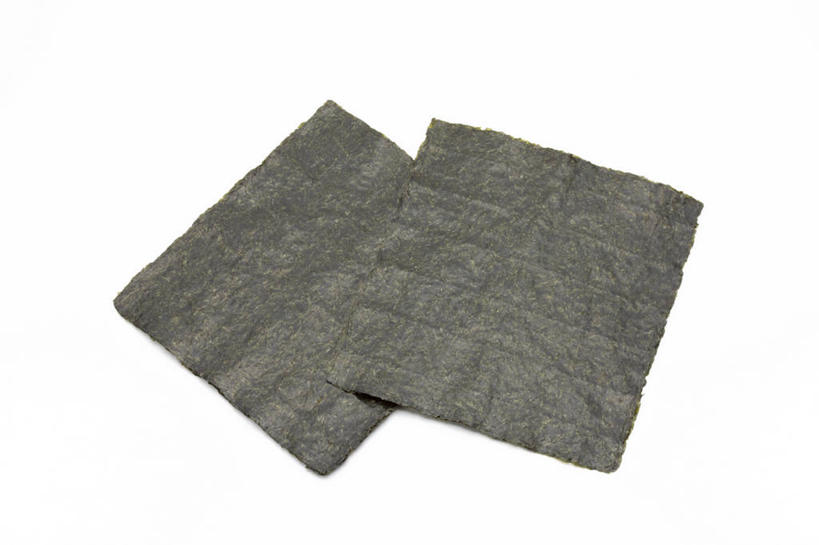 无人,横图,俯视,室内,特写,白天,白色背景,餐桌,桌子,两片,阴影,反射,影子,紫菜,摄影,影棚,餐台,膜菜,索菜,坛紫菜,子菜,紫英,紫瑛,彩图,高角度拍摄,影棚拍摄,拍摄