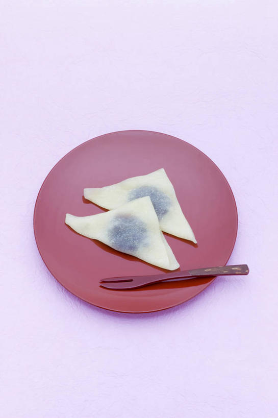 点心,无人,竖图,室内,白天,正面,餐具,两块,叉子,碟子,盘,食品,甜点,甜品,小吃,食物,糕点,两个,盘子,碟,甜食,日式,摄影,影棚,餐叉,进餐用具,彩图,影棚拍摄,拍摄,日本小吃,八桥,八桥饼