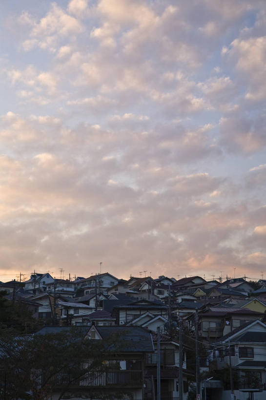 无人,家,竖图,室外,白天,正面,旅游,度假,美景,日落,山,山脉,城市风光,城市,建筑,东京,日本,亚洲,房屋,屋子,景观,山峰,晚霞,霞光,落日,公寓,山峦,娱乐,建设,洋房,楼房,住宅,黄昏,群山,享受,休闲,景色,彩霞,放松,东亚,本州,关东地方,本州岛,日本国,东京都,日野市,日野,夕照,薄暮,夕阳,彩图,傍晚,房子,斜阳
