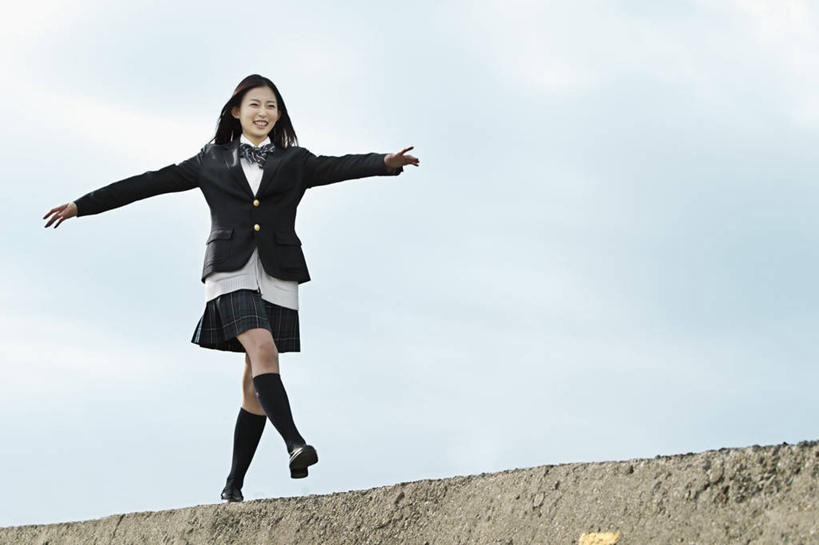 东方人,一个人,学生,走,伸展双臂,笑,微笑,露齿笑,横图,室外,白天,正面,裙子,制服,安全,亚洲,仅一个年轻女性,仅一个女性,仅一个人,阴影,服装,光线,影子,云,云朵,防护,云彩,注视,黄种人,袜子,蓝色,白云,蓝天,天空,阳光,天,观察,看,校服,短裙,晴朗,观看,半身裙,长袜,保护,百褶裙,察看,关注,保险,长筒袜,防波堤,学生服,保全,周全,安稳,安定,长统袜,平安,年轻女性,女人,女性,亚洲人,晴空,步行,敞开双臂,散步,伸开双臂,展开双肩,张开手臂,张开双臂,走路,彩图,全身,破浪堤