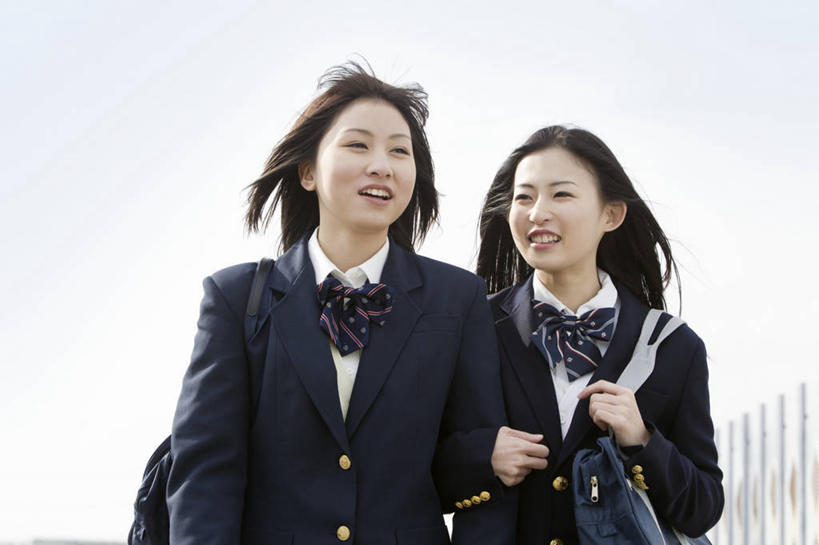 东方人,两个人,伙伴,朋友,栏杆,站,笑,微笑,露齿笑,横图,室外,白天,正面,制服,友谊,亚洲,阴影,服装,光线,包,书包,影子,围栏,注视,黄种人,护栏,蓝色,蓝天,天空,阳光,背包,天,观察,看,手挽手,站着,同学,校服,晴朗,观看,单肩包,察看,校友,关注,学生服,万里无云,同窗,学友,友情,年轻女性,女人,女性,亚洲人,晴空,晴空万里,站立,半身,彩图