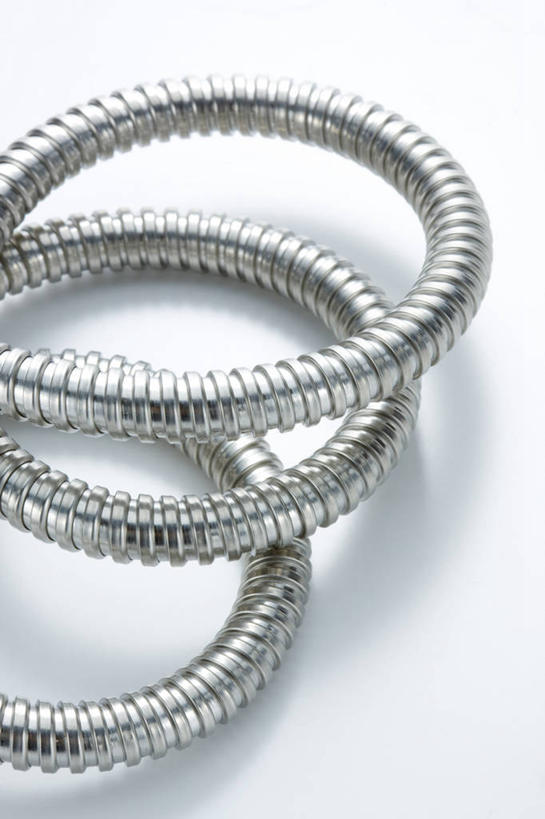 无人,竖图,俯视,室内,特写,白天,白色背景,静物,金属制品,阴影,反射,金属,管子,影子,三个,容器,摄影,影棚,储藏,储存,化学元素,铅,彩图,高角度拍摄,影棚拍摄,拍摄,金属元素,贮存,重金属