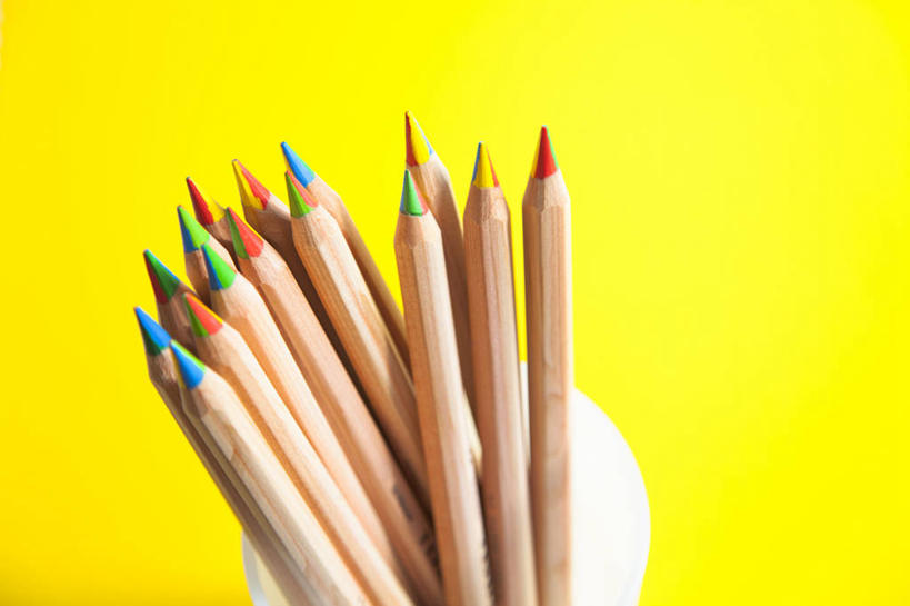 无人,横图,俯视,室内,特写,白天,静物,笔筒,一堆,许多,阴影,堆叠,堆积,黄色背景,反射,笔,影子,办公用品,很多,文具,铅笔,容器,学习用品,器皿,摄影,影棚,储藏,堆,文具用品,储存,插笔器具,文房用具,彩图,高角度拍摄,影棚拍摄,拍摄,贮存,彩色铅笔