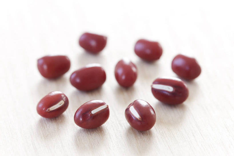 无人,横图,俯视,室内,特写,白天,爱情,植物,桌面,桌子,豆,蔬菜,阴影,新鲜,反射,木制,影子,豆类,豆子,红豆,食品,相思豆,食物,排列,红色,木制品,摄影,冬青,有机食品,绿色食品,影棚,豆科,相思,摆列,彩图,高角度拍摄,影棚拍摄,拍摄,布列,分列