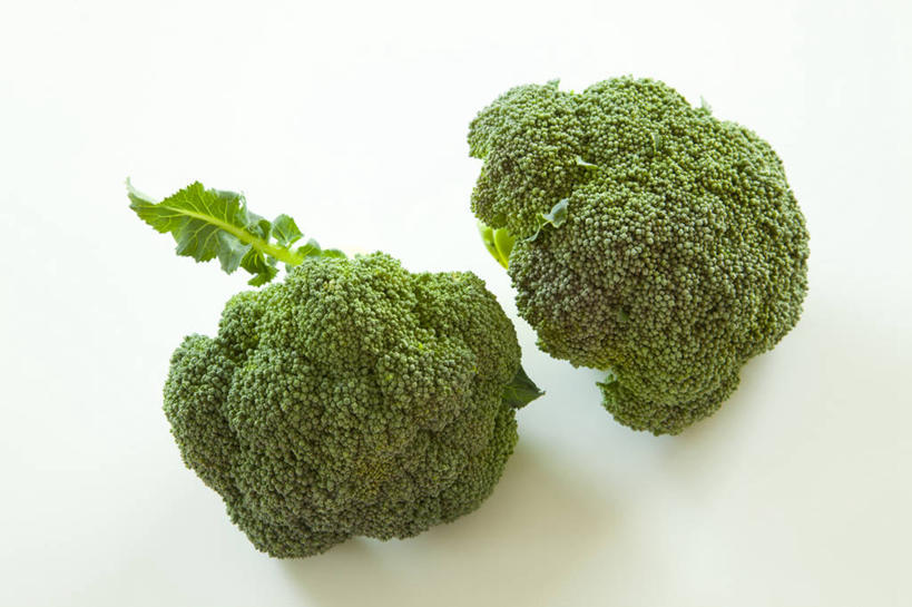 无人,横图,俯视,室内,特写,白天,白色背景,餐桌,桌子,蔬菜,阴影,新鲜,反射,影子,西兰花,食品,食物,两个,摄影,有机食品,绿色食品,影棚,餐台,甘蓝花,彩图,高角度拍摄,影棚拍摄,拍摄,绿菜花,绿花菜,青花菜,蔬菜皇冠