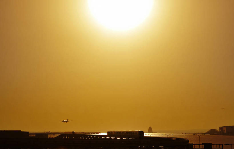 无人,机场,横图,室外,白天,仰视,度假,日出,美景,太阳,城市风光,城市,飞机场,路灯,照明,东京,日本,亚洲,阴影,光线,影子,景观,灯光,朝霞,晨曦,黎明,娱乐,灯,阳光,享受,休闲,景色,放松,照亮,照明设备,东亚,本州,关东地方,本州岛,日本国,东京都,羽田机场,大田区,东京国际机场,东京羽田航空港,航空站,空港,朝阳,彩图,低角度拍摄,卯时,破晓,日始