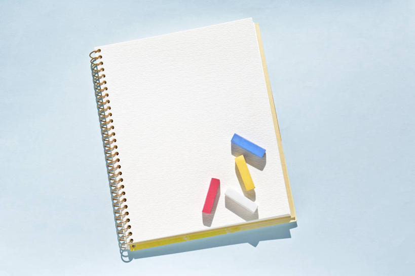 无人,横图,俯视,室内,特写,白天,静物,阴影,蓝色背景,反射,笔,蜡笔,影子,办公用品,素描本,文具,一个,黄色,红色,蓝色,白色,本子,学习用品,四支,摄影,影棚,单个,文具用品,彩图,高角度拍摄,影棚拍摄,拍摄,速写本,画画本,绘图本,手绘本,涂鸦本