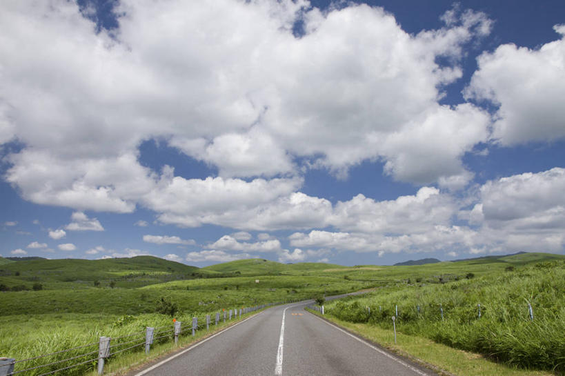 无人,横图,室外,白天,正面,消失点,旅游,度假,草地,草坪,美景,山,山脉,植物,道路,路,公路,日本,亚洲,阴影,光线,影子,景观,山峰,云,云朵,分界线,停车线,交通,山峦,云彩,娱乐,草,蓝色,绿色,白云,蓝天,天空,阳光,自然,群山,天,享受,休闲,景色,放松,晴朗,车行道,车行道分界线,自然风光,标线,东亚,车行线,本州,本州岛,日本国,中国地方,山口,山口县,晴空,马路,彩图,没影点,灭点,美祢,美祢市,秋吉台