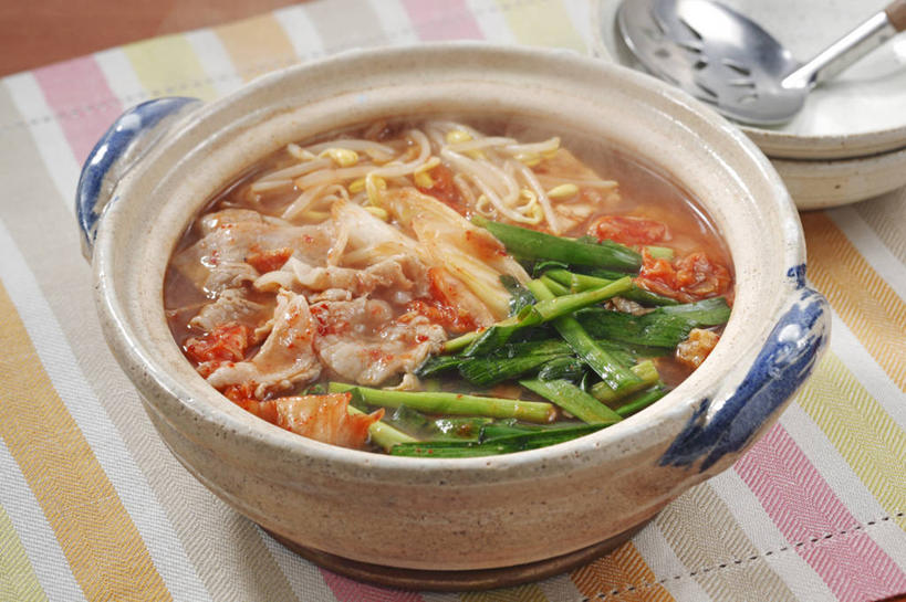 豆腐,泡菜,无人,横图,俯视,室内,特写,白天,烹饪,餐桌,桌子,洋葱,餐具,厨具,阴影,反射,碟子,炖锅,锅子,滤器,盘,影子,勺子,陶瓷,肉,料理,食品,陶瓷制品,韩式,锅,火锅,猪肉,菜肴,美食,肉类,食物,一个,盘子,碟,佳肴,单个,餐台,锅具,豆制品,玉葱,韩国料理,肉食,漏勺,韩国菜,韩式料理,烹饪用具,韩国泡菜,豚肉,暖锅,荷兰葱,烹调用具,圆葱,洋葱头,球葱,葱头,烹调,彩图,高角度拍摄,韩式泡菜火锅,泡菜火锅