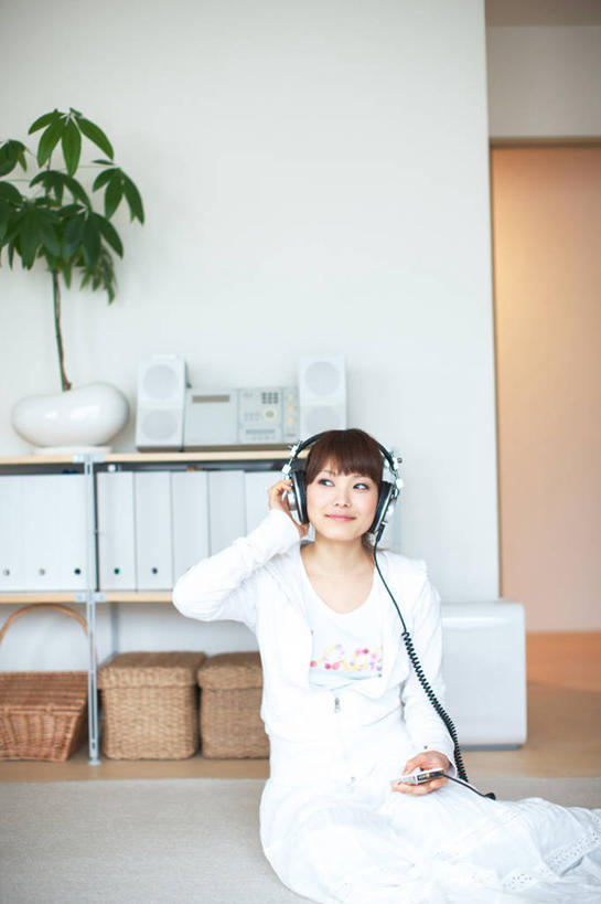 东方人,一个人,坐,笑,微笑,竖图,室内,白天,正面,快乐,满意,通讯,幸福,植物,桌面,桌子,亚洲,仅一个年轻女性,仅一个女性,仅一个人,服装,朦胧,模糊,传输,木制,盆栽,墙,办公用品,盆景,音响,音乐,听,注视,休闲装,黄种人,娱乐,墙壁,墙面,树,树木,衣服,绿色,白色,自然,耳机,木制品,扶,观察,看,享受,休闲,休闲服,放松,通信,服饰,生长,成长,观看,传真机,办公设备,传真,察看,舒适,享乐,扶着,关注,输出设备,盆景树,盆栽树,年轻女性,女人,女性,亚洲人,坐着,半身,彩图