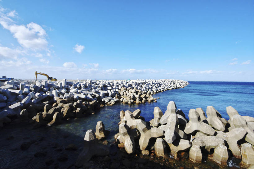 无人,横图,室外,白天,正面,旅游,度假,安全,海浪,海洋,石头,美景,日本,亚洲,一堆,许多,阴影,堆叠,堆积,光线,石子,影子,景观,浪花,水平线,云,云朵,辽阔,防护,海平线,很多,云彩,娱乐,蓝色,白云,蓝天,天空,阳光,自然,海水,天,享受,休闲,广阔,景色,放松,晴朗,堆,保护,一望无际,自然风光,保险,海景,东亚,防波堤,本州,本州岛,日本国,青森,青森县,东北地方,保全,周全,安稳,安定,无边无际,一马平川,平安,大海,风浪,海,海水的波动,近岸浪,石块,岩石,涌浪,晴空,彩图,破浪堤,水天相接,水天一线