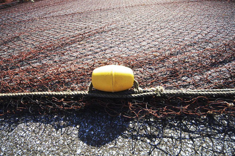 无人,横图,俯视,室外,特写,白天,静物,阴影,朦胧,模糊,光线,标志,影子,标识,一个,黄色,阳光,浮标,渔网,单个,渔具,抓捕,捕捞,鱼网,拉网,捕捞工具,航标,彩图,高角度拍摄,航行标志,助航标志