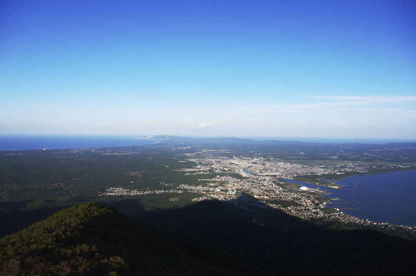 无人,家,横图,俯视,航拍,室外,白天,旅游,度假,海浪,海洋,美景,森林,沙滩,树林,植物,城市风光,城市,建筑,日本,亚洲,阴影,光线,沙子,影子,房屋,屋子,海岸,景观,浪花,水平线,云,云朵,公寓,建筑群,辽阔,海平线,沙地,云彩,娱乐,建设,洋房,楼房,住宅,树,树木,蓝色,绿色,白云,蓝天,天空,阳光,自然,海水,天,享受,休闲,广阔,景色,放松,生长,晴朗,成长,一望无际,鸟瞰,海景,东亚,本州,本州岛,日本国,青森,青森县,东北地方,无边无际,一马平川,大海,风浪,海,海水的波动,海滩,近岸浪,涌浪,晴空,彩图,高角度拍摄,房子,下北半岛,下北郡,陆奥市,水天相接,水天一线