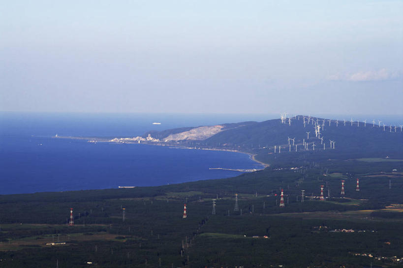 无人,家,横图,俯视,航拍,室外,白天,旅游,度假,农业,风能,风力发电机,海浪,海洋,美景,树林,植物,城市风光,城市,建筑,风车,日本,亚洲,阴影,环保,电力,光线,影子,房屋,屋子,景观,浪花,公寓,建筑群,娱乐,设备,建设,洋房,楼房,住宅,树,树木,蓝色,绿色,蓝天,天空,阳光,自然,海水,天,享受,休闲,发电,机械,景色,放松,工业,生长,能源,晴朗,成长,资源,风力机,鸟瞰,海景,利用,低碳,东亚,本州,万里无云,本州岛,日本国,青森,青森县,东北地方,风力发电,风力涡轮机,大海,风浪,海,海水的波动,近岸浪,涌浪,晴空,晴空万里,彩图,高角度拍摄,房子,下北半岛,下北郡,陆奥市