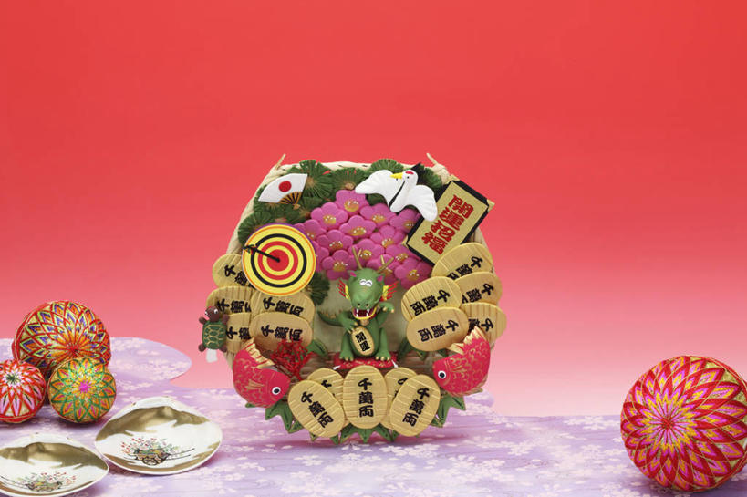 无人,站,横图,室内,特写,白天,正面,民族服装,游戏,成功,玩具,雕塑,春节,红色背景,和服,节日,庆祝,日本文化,艺术,装饰,龙,标志,雕刻,雕像,文字,纸,字符,便签,球状,玩,注视,文化,娱乐,标识,传统,十二生肖,球,一只,陀螺,线球,工艺品,观察,看,祈祷,站着,庆典,休闲,健康,球体,属相,汉字,益智,许愿,摄影,宗教,服饰,生肖,信仰,影棚,观看,活动,纪念,祈求,美术,察看,发泄,高贵,关注,消遣,智力,中文,主题,图腾,传说,陈列,吴服,唐草,唐花,唐锦,功能,美学,宣泄,陀罗,干乐,冰尜,打老牛,独乐,国文,华文,祥瑞,手鞠,手毬,灵兽,兽历,权势,尊荣,平安,幸运,玩耍,嬉戏,站立,彩图,全身,影棚拍摄,传统服装,民俗服,拍摄,许愿签